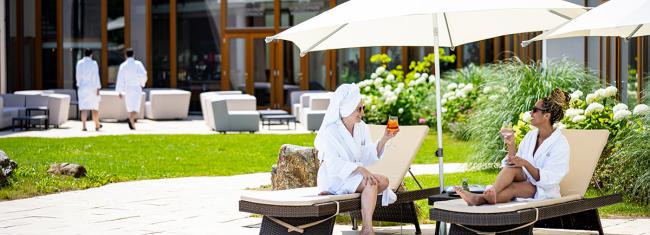 Damen am Pool Damen am Pool