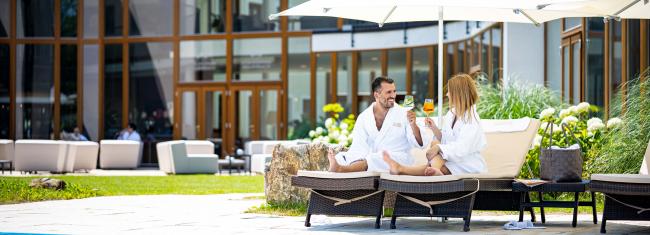 Wellness im Schlosspark Mauerbach Paar am Pool
