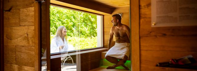 Paar in der Waldsauna Paar in der Waldsauna